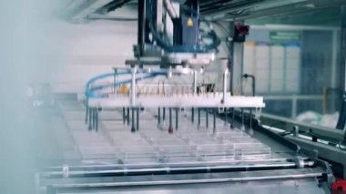 Plastik konteynırlar bir fabrika makinesi tarafından değiştiriliyor.