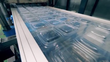 Taşıyıcı kesilmemiş plastik paketi yeniden yerleştiriyor