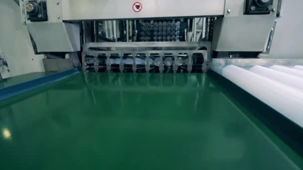 Batches of plastic cups are being released onto the conveyor — Stock Video