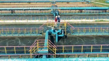 Erkek müfettişler kanalizasyon temizleme tesislerini inceliyor. Atık su arıtma, atık su arıtma kavramı.