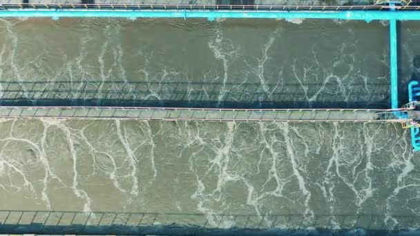 Vista dall'alto delle acque reflue nei serbatoi di pulizia — Video Stock