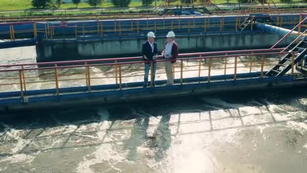 Inspectores están observando las aguas residuales que se limpian — Vídeos de Stock