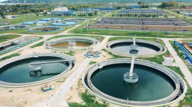 Açık hava kanalizasyon temizleme tesisleri.