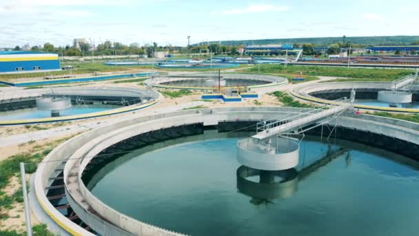 Águas residuais contidas em reservatórios de limpeza redondas. Estação de tratamento de água de cima. — Vídeo de Stock