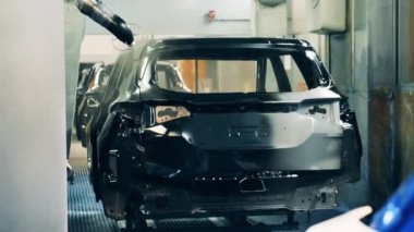 Otomotiv leşi fabrikada mekanik olarak galvanize ediliyor.