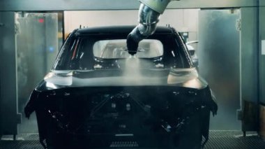 Spreyleme makinesi fabrikada bir arabayı galvanize ediyor.