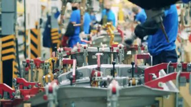 Otomobil fabrikasında hızlı kaynak işlemi yapıldı.