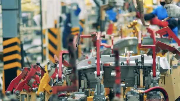 노동자들이 빠른 속도로 운반하는 자동차 금속 부품들의 환영 — 비디오