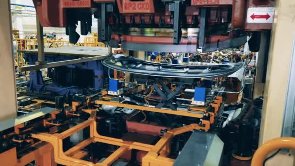 Fabrika makinesi bir otomotiv kaputunu kaldırıyor ve indiriyor — Stok video