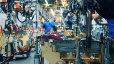 Çalışanlar tarafından işletilen otomobil fabrikasında kaynak işlemi
