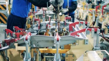 Fabrikadaki araba parçaları üzerinde kaynak yapılıyor.