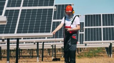 Güneş pillerindeki voltaj bir uzman tarafından kontrol ediliyor.