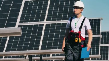 Tamirci güneş panellerini kontrol ediyor.