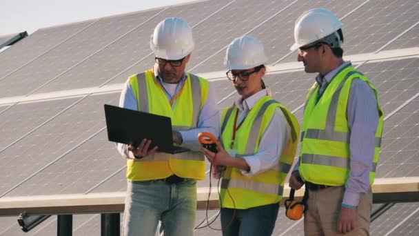 Engenheiros estão discutindo o nível de tensão das baterias solares. Conceito de energia renovável. — Vídeo de Stock