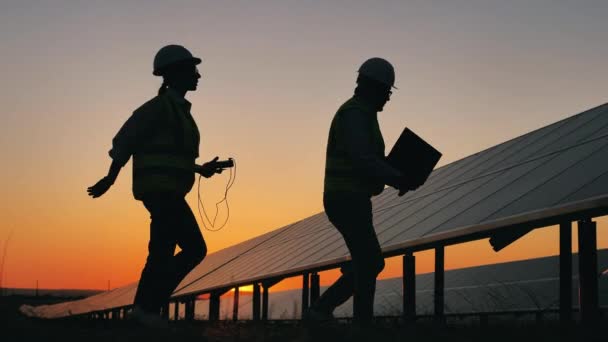 Zwei Experten prüfen und diskutieren Solarpaneele — Stockvideo