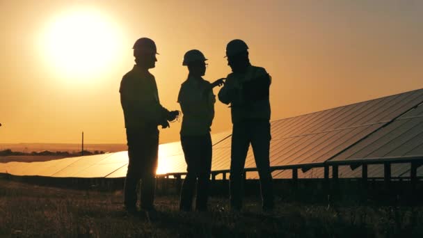 Gli ispettori retroilluminati stanno parlando di batterie solari all'aperto. Concetto di elettricità rinnovabile. — Video Stock