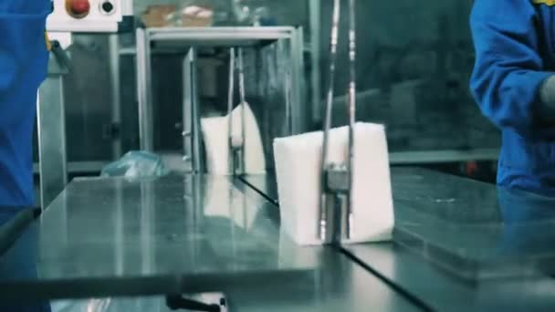 컨베이어 벨트에 하얀 얼굴 조직이 쌓여 있는 모습 — 비디오