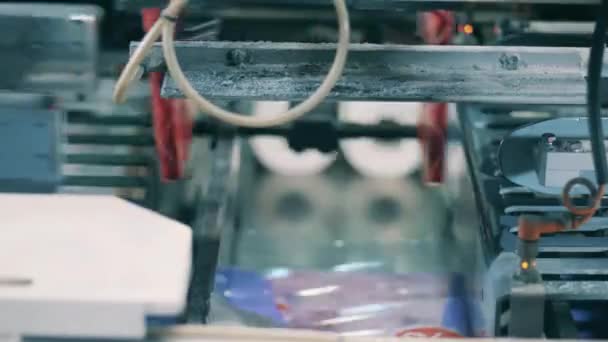 Λειτουργία μηχανή περιτύλιξης χαρτιού υγείας στο εργοστάσιο χαρτιού — Αρχείο Βίντεο
