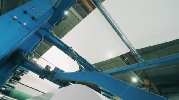 Modern papperskonverteringsmaskin vid en papperstillverkningsanläggning — Stockvideo