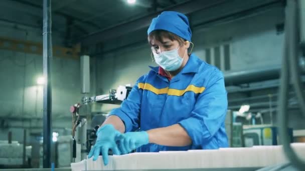 Bir fabrikada yüz dokularını sıralayan kadın işçi. — Stok video