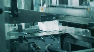 Fabrikada kağıt mendil kesme makinesi.