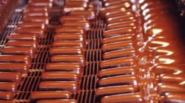 Şekerler dondurulurken konveyör boyunca hareket ediyor