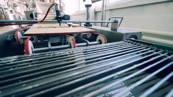 Вафельная плита движется через заводской механизм — стоковое видео