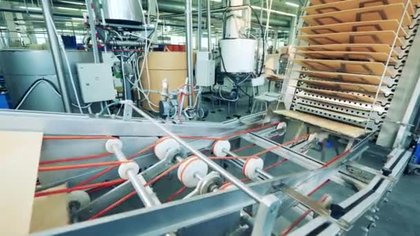 Mécanisme d'usine déplace les couches de gaufres — Video