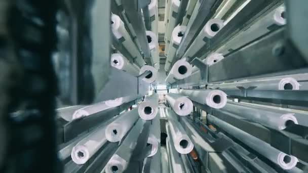 Maschine bewegt Papierrollen in einer Papierfabrik — Stockvideo