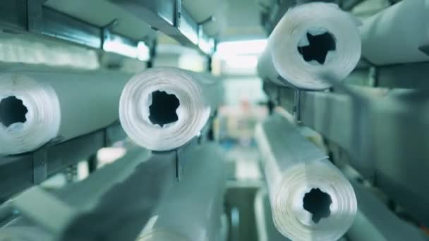 Közelkép mozgó papírtekercsekről egy papírgyárban. — Stock videók