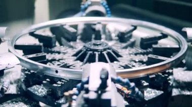 Metal bisiklet tekerleği mekanik olarak deliniyor..