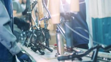 Fabrika çalışanları bisiklet monte ediyorlar