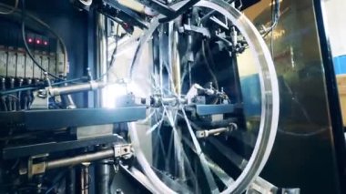 Fabrika mekanizması bisiklet tekerlekleri üretiyor