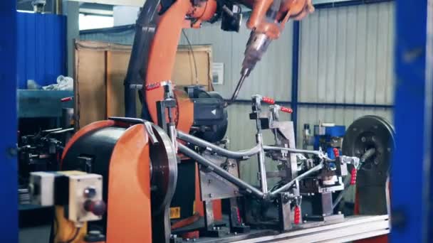 Bicycle body is getting manufactured and welded — Stock Video