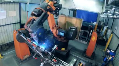 Fabrika mekanizması bisiklet metal parçalarını hızlı hareketle kaynaklıyor