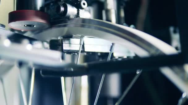 Les rayons de vélo sont régulés par un mécanisme d'usine — Video