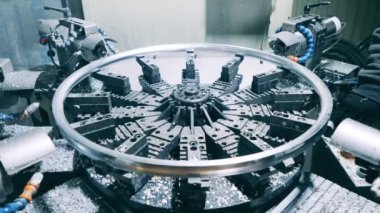 Bisiklet tekerleğinin kenarı bir makine tarafından deliniyor.