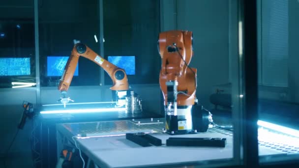 Robotarmen verplaatsen objecten in een lab. — Stockvideo