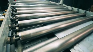 Metal, taşıyıcı makinede hareket ediyor.