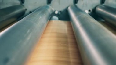 Taşıyıcıları kapatın ve altlarındaki malzemeye bakın.