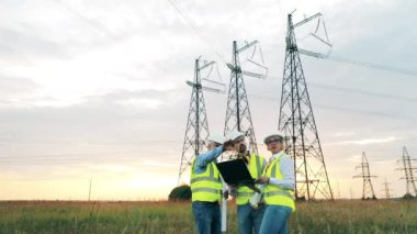 Elektronik teknisyenler bir elektrik santralinde proje planlıyor.