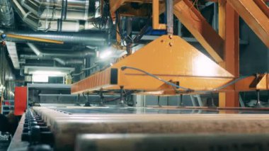 Baskı mekanizması büyük metal plakaların yerini değiştiriyor.