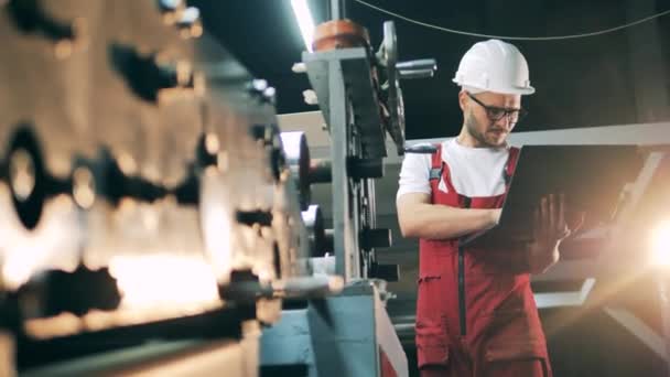 Unidad de fábrica de metalurgia con un ingeniero masculino en el trabajo — Vídeos de Stock