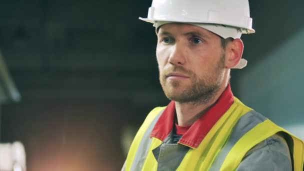 Egy keménykalapos férfi ipari munkás arca — Stock videók