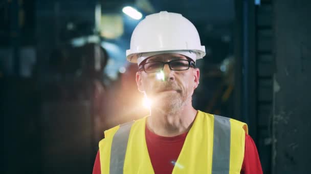 Maschio industriale lavoratore in un hardhat è guardando il fotocamera — Video Stock