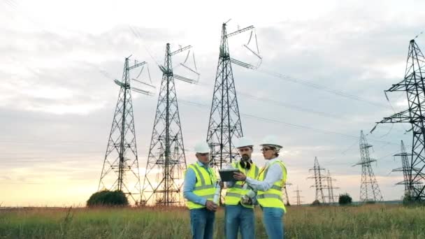 Trabalhadores de centrais eléctricas que discutem numa central eléctrica — Vídeo de Stock