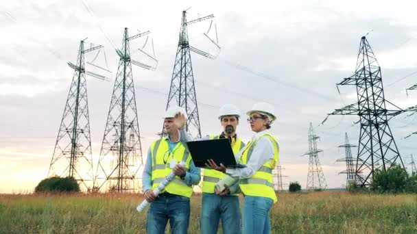 Especialistas en centrales eléctricas discutiendo una central eléctrica — Vídeos de Stock