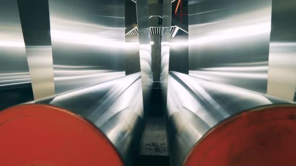 금속 물질 이 회전하는 공장 롤러를 통해 이동하고 있습니다. — 비디오