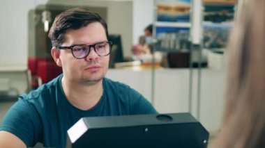 Erkek müşteri robot bir asistanla konuşuyor..