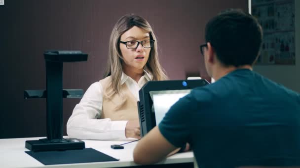 Un cliente in ufficio sta parlando con un assistente cibernetico. Tecnologia robotica, concetto di innovazione. — Video Stock